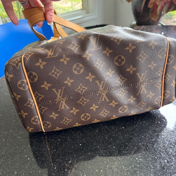 Louis Vuitton Totally MM Tote - Picture 6 of 10